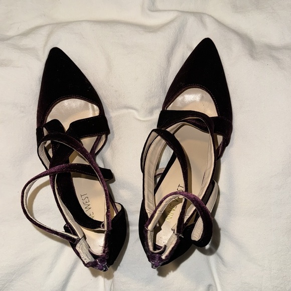 Plum Purple Cross Strap Zipper Velvet Nine West Pumps ~4 Inch Heel Size 8.5 - Picture 8 of 10